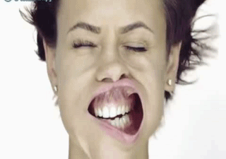 Женский рот и струя воздуха