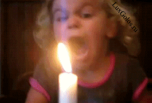   Милашка не может задуть свечу