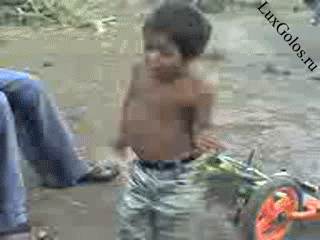 Молодец пацан, здорово танцует