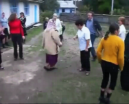 Зажигательная бабулька всем дает фору